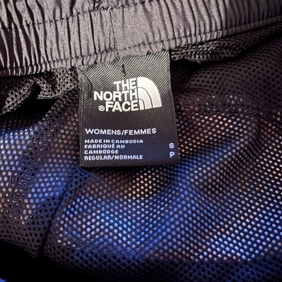 The North Face Women’s Hydrenaline Floral Print Joggers - Picture 7 of 9